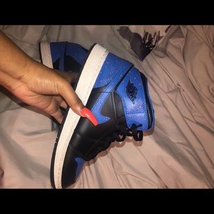 Jordan 1 mid Royal splatter